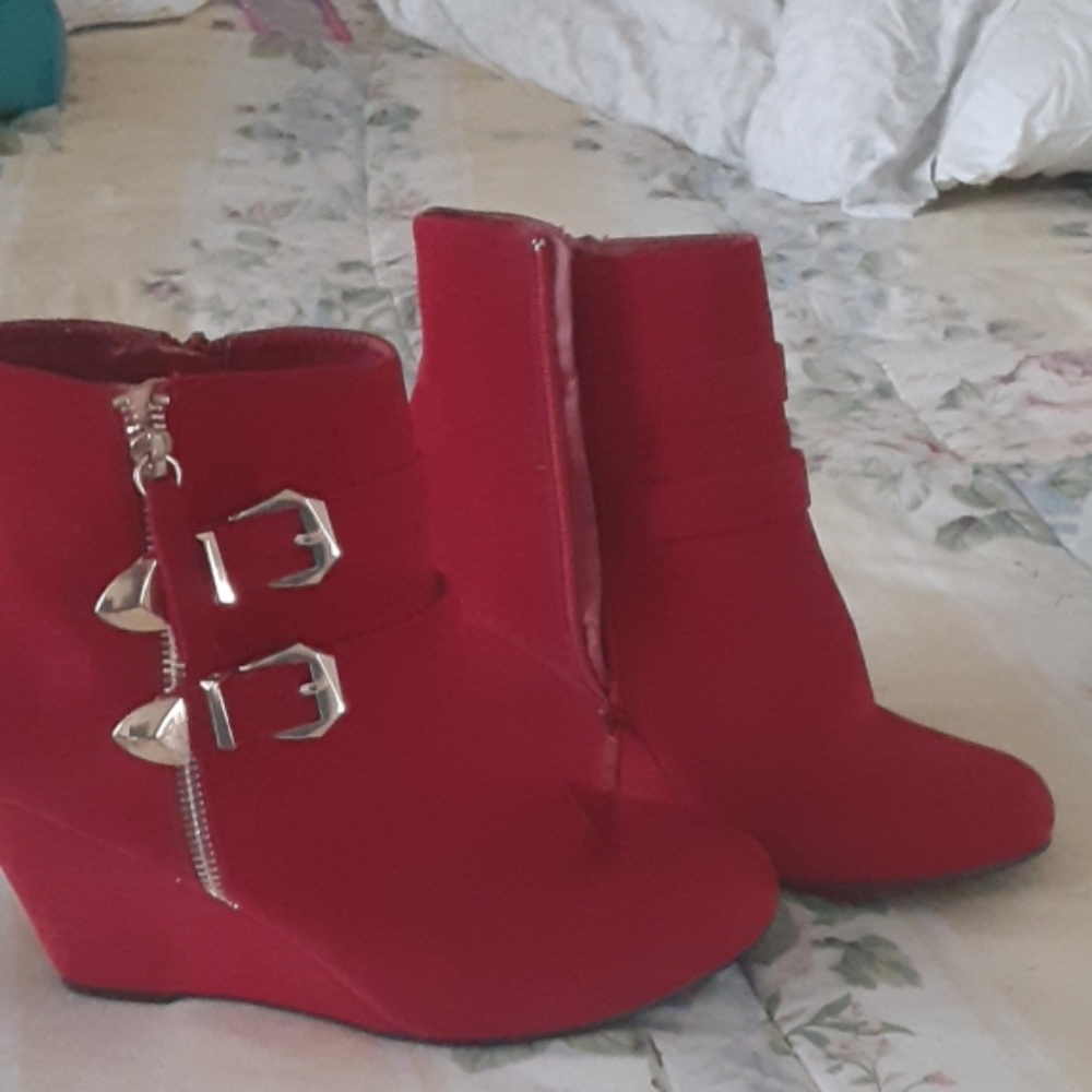 Red wedges brand new